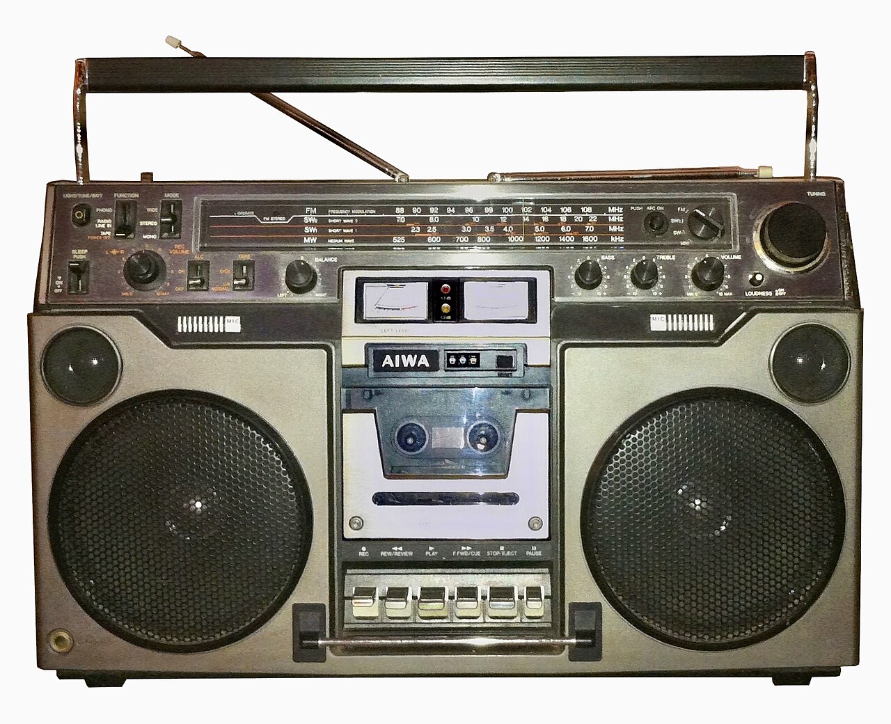 アイワのラジオカセットレコーダー。テレビの前にこれを構えて、音を録った。（Photo: CC BY 2.0, via Wikimedia Commons）