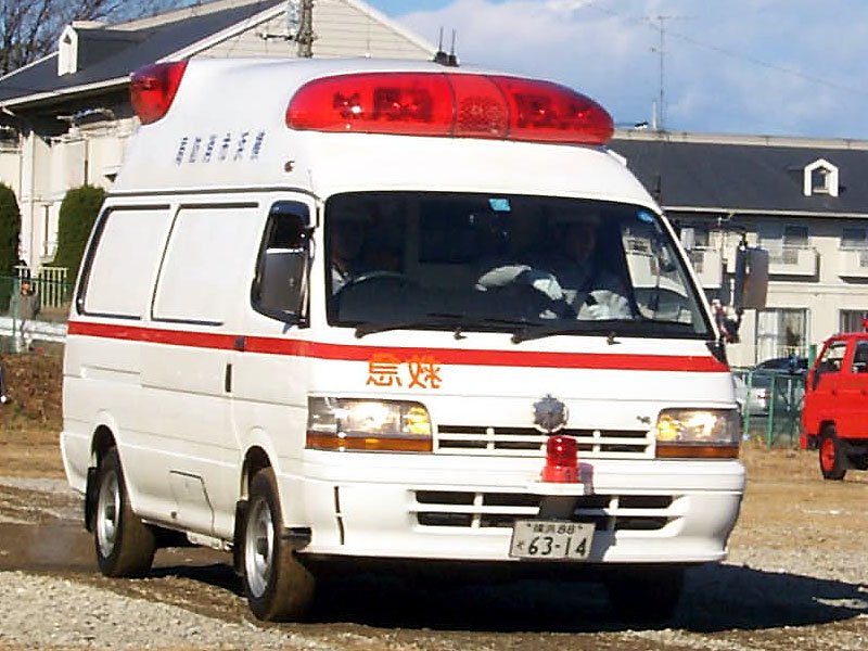 救急車。サイレンが聞こえたら、バスを寄せます。(2003年撮影/Photo: CC BY-SA 3.0, via Wikimedia Commons)
