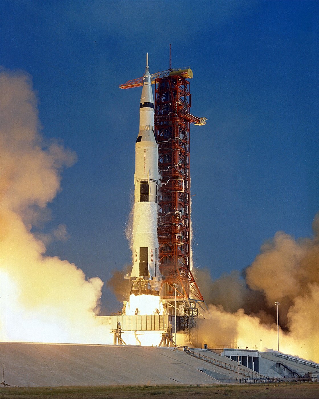 サターンVロケットの打ち上げ。全長110メートルを超える巨体が、3人を乗せて月へ向かった。(Photo: NASA / パブリックドメイン)