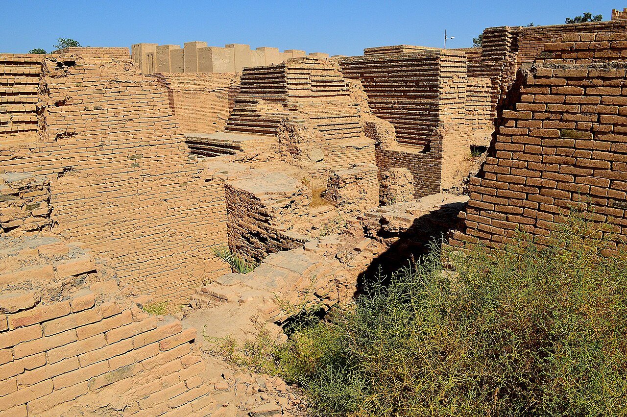古代都市バビロンの遺跡(イラク)。数千年前、ここで語られた知恵が、いまも通用する。(Photo: CC BY-SA 4.0, via Wikimedia Commons)