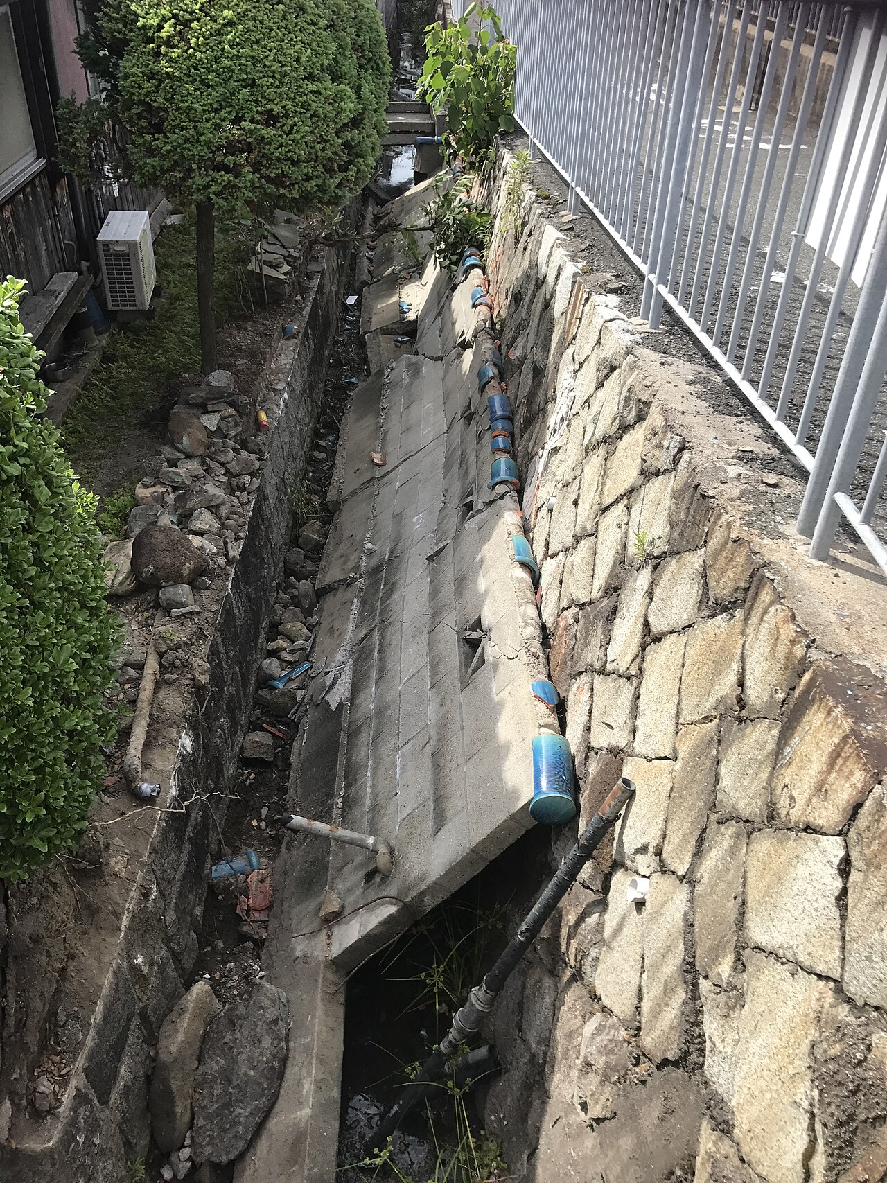 倒れたブロック塀。これは平成30年の大阪府北部地震のもので、同じことが四十年後にも起きた。（Photo: CC BY-SA 4.0, via Wikimedia Commons）