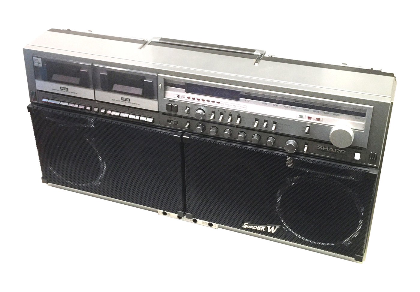Sharpのラジカセ。赤と白のボタンを同時に押す、あの録音の儀式で、私は何本もマイベストテープを作った。(Photo: CC BY 4.0, Edo-Tokyo Museum, via Wikimedia Commons)