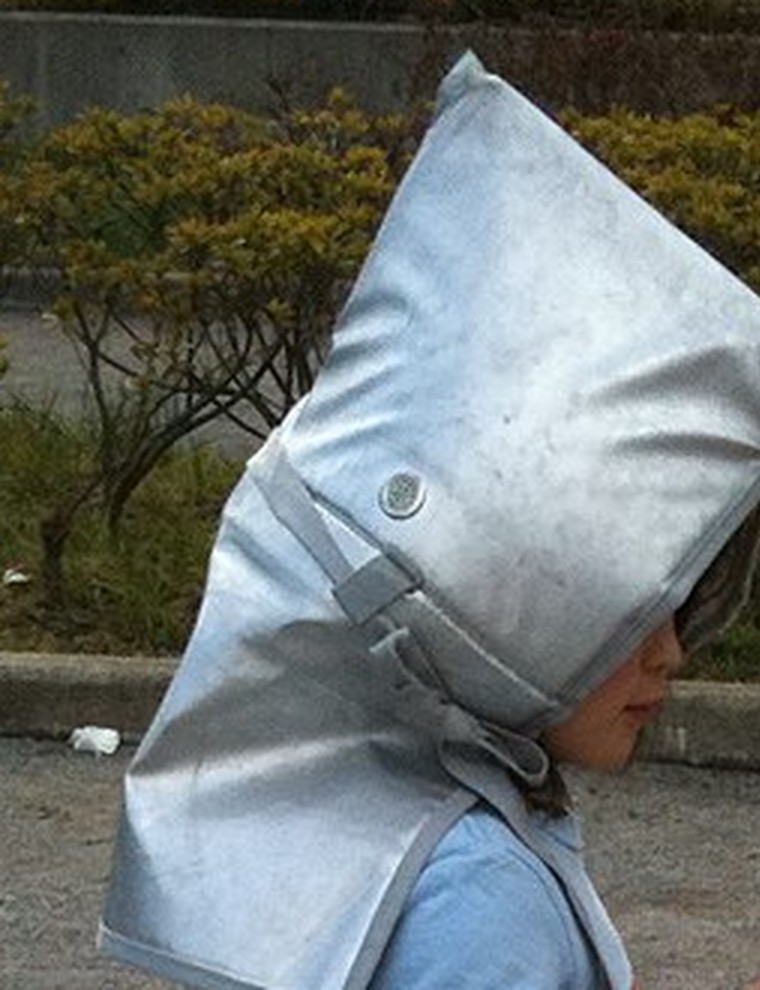 アルミ地の防災頭巾。ふだんは椅子の座布団を兼ねていた。（Photo: CC BY 2.0, via Wikimedia Commons）