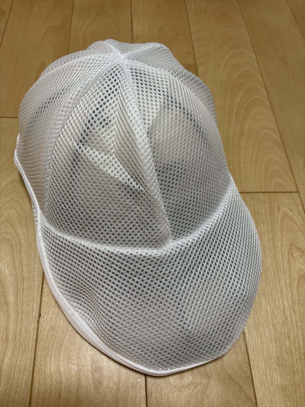 上下ふたつのカゴでキャップをはさむシェル型のフレーム。やわらかいPPプラスチック製