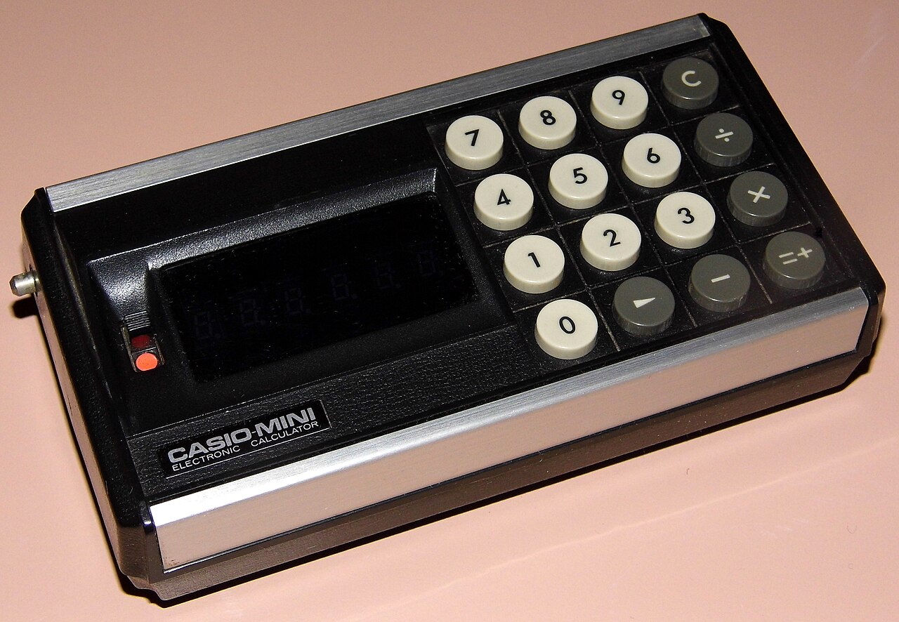 カシオミニ(1972年)。1万2800円で「一家に一台」の扉を開けた。(Photo: CC BY-SA 2.0, via Wikimedia Commons)