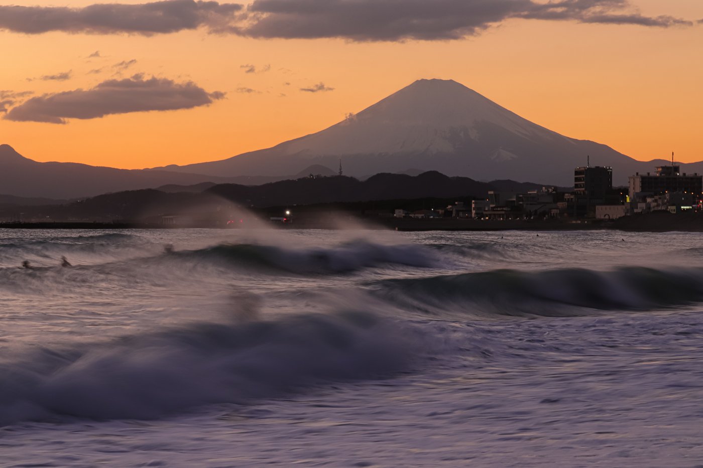 サザンの故郷・茅ヶ崎の海。夕暮れに富士山が浮かぶ湘南の景色は、彼らの音楽そのものだ。（Photo: Makoto_Lab / CC BY 4.0, via Wikimedia Commons）