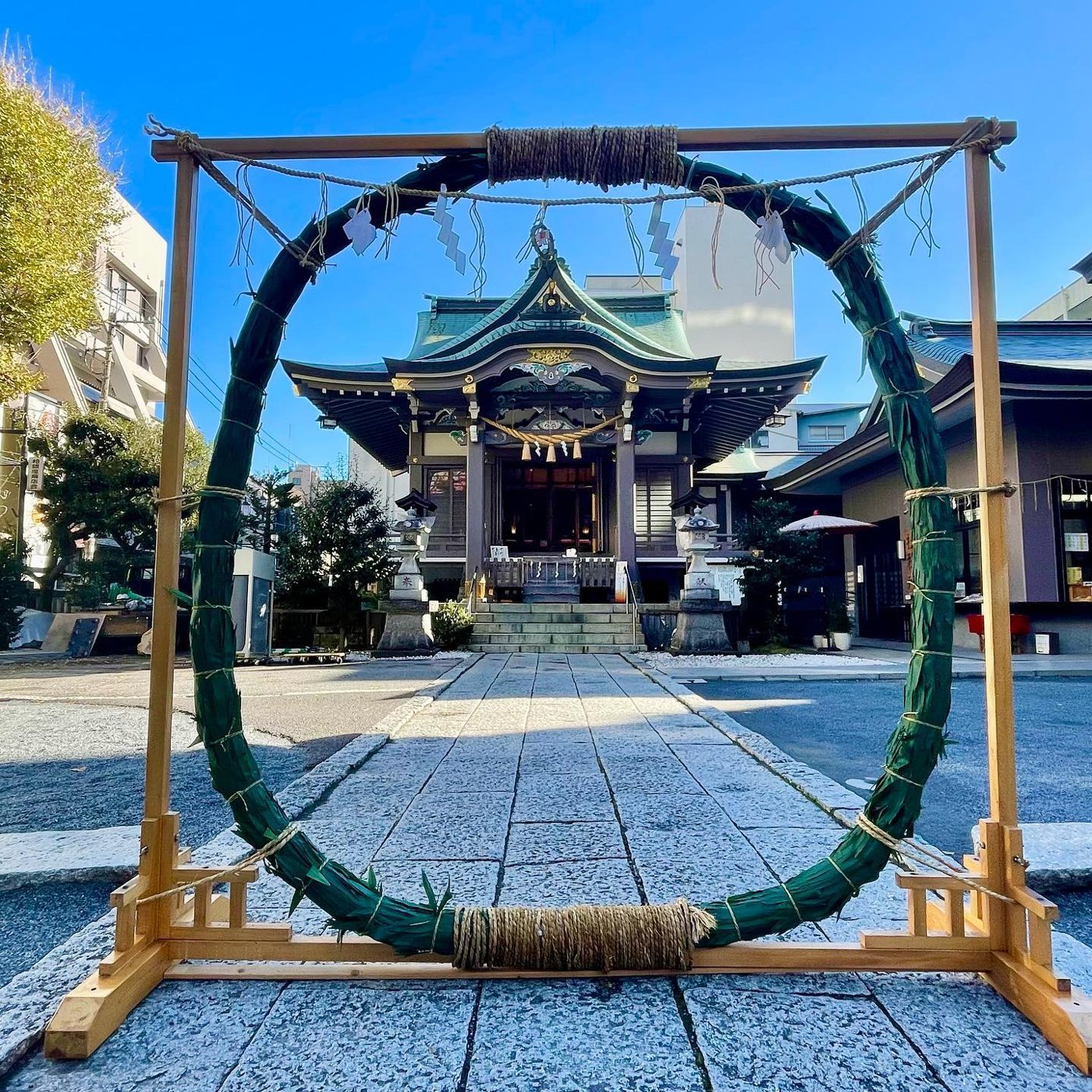 「夏越の大祓」に境内へ設えられる茅の輪。これをくぐって半年の穢れを祓い、残り半年の無事を願う。（Photo: CC BY-SA 2.0, via Wikimedia Commons）