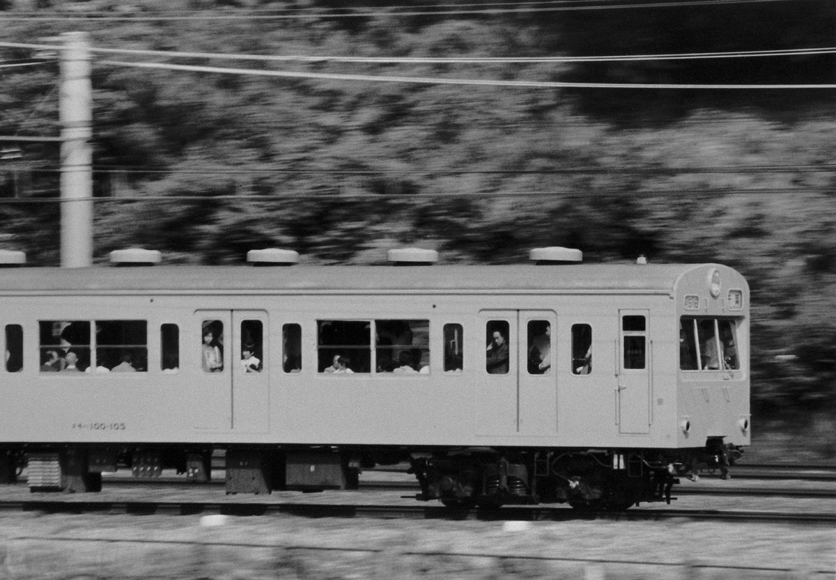 国鉄101系電車（1977年、中央線の市ケ谷〜飯田橋）。シルバーシートが生まれた頃の国電。（Photo: CC0, via Wikimedia Commons）