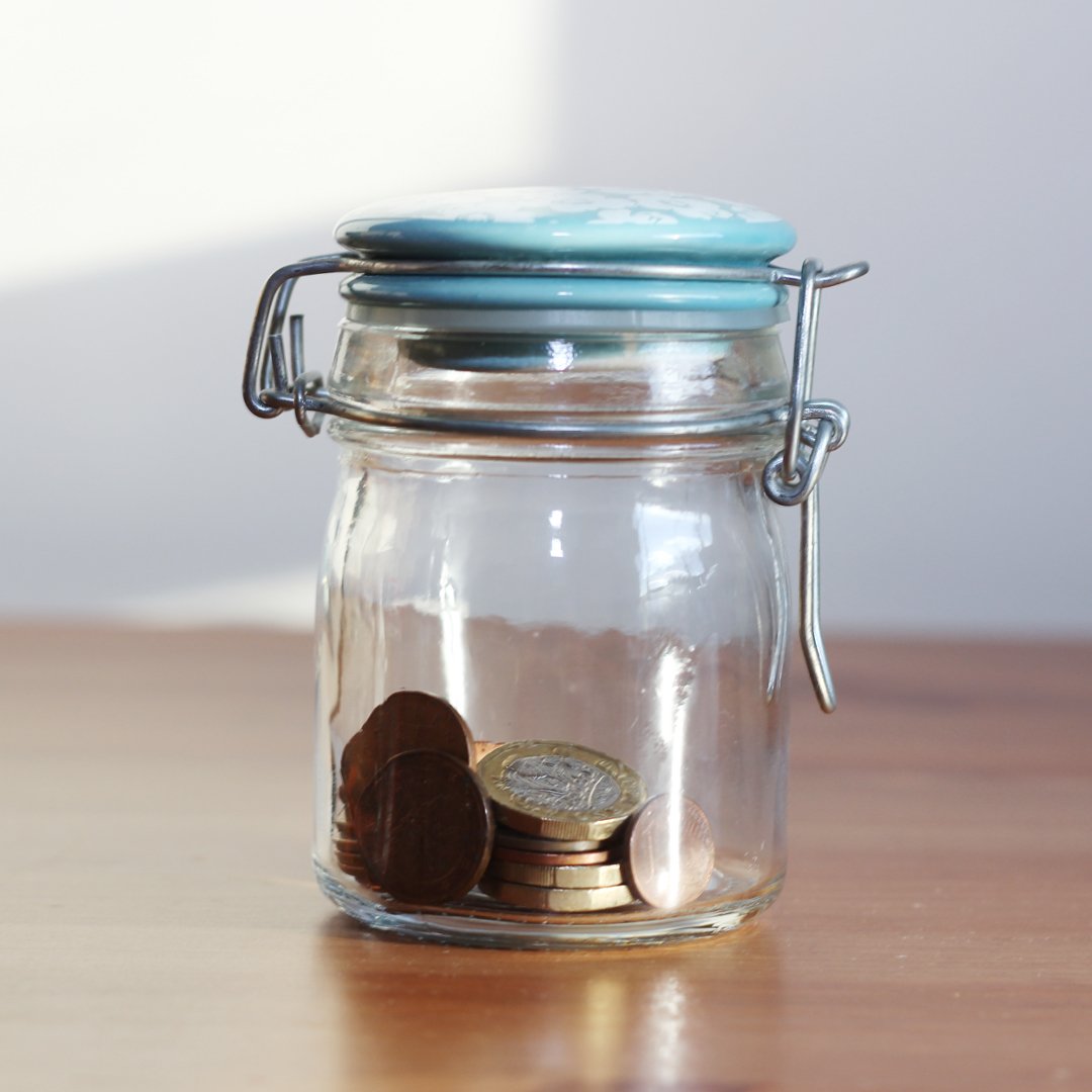 コツコツ積み立てた掛金が、長い時間をかけて「もう一本の柱」に育っていく。（Photo: Free Images / CC BY 2.0, via Wikimedia Commons）