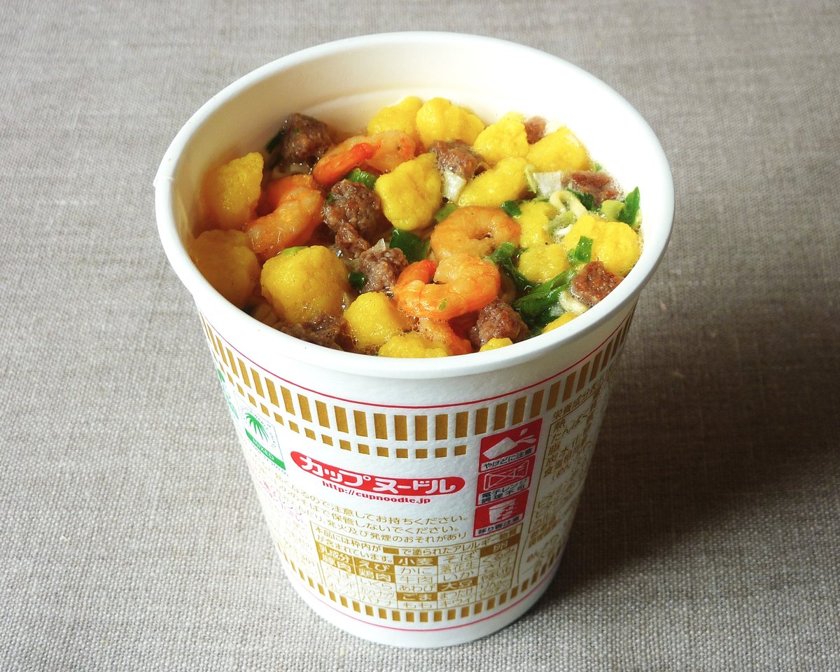 いまのカップヌードル しょうゆ。エビ、肉、卵。具の顔ぶれは発売のころから変わらない。(2025年撮影/Photo: CC BY-SA 4.0, via Wikimedia Commons)