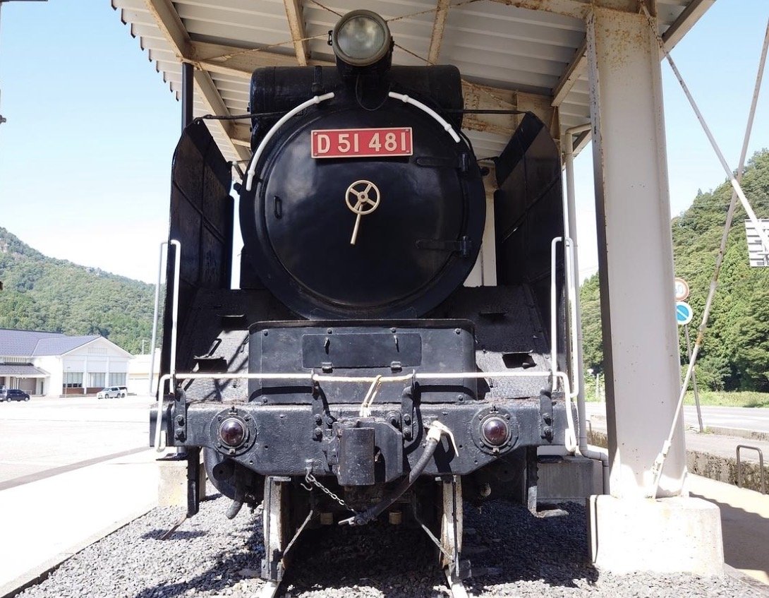 D51形481号機。図鑑の中でしか知らなかったデゴイチが、目の前にいた。福井・今庄にて。