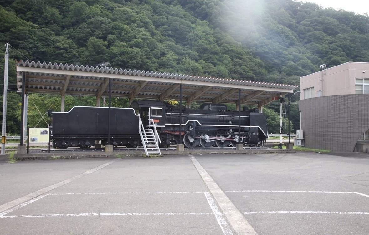 横から見た、D51 481の堂々たる姿。80年以上前に造られた鉄のかたまりが、静かに余生を送っている。