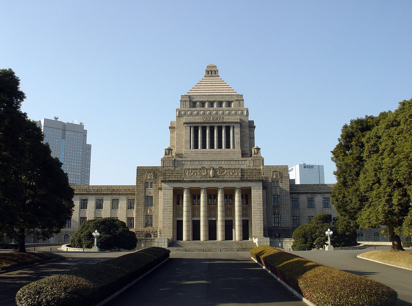 永田町の国会議事堂。あの夏、朝のニュースはこの建物をめぐる事件を伝え続けていた。（Photo: CC BY-SA 3.0, via Wikimedia Commons）