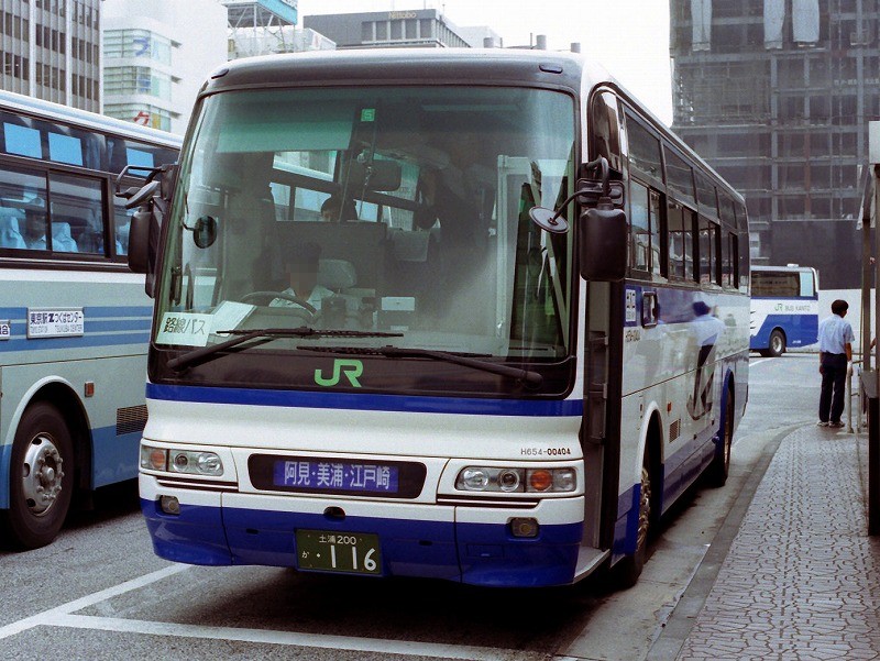 夜の高速道路を走るJRハイウェイバス。息子と二人でこれに乗り、甲子園へ向かった。