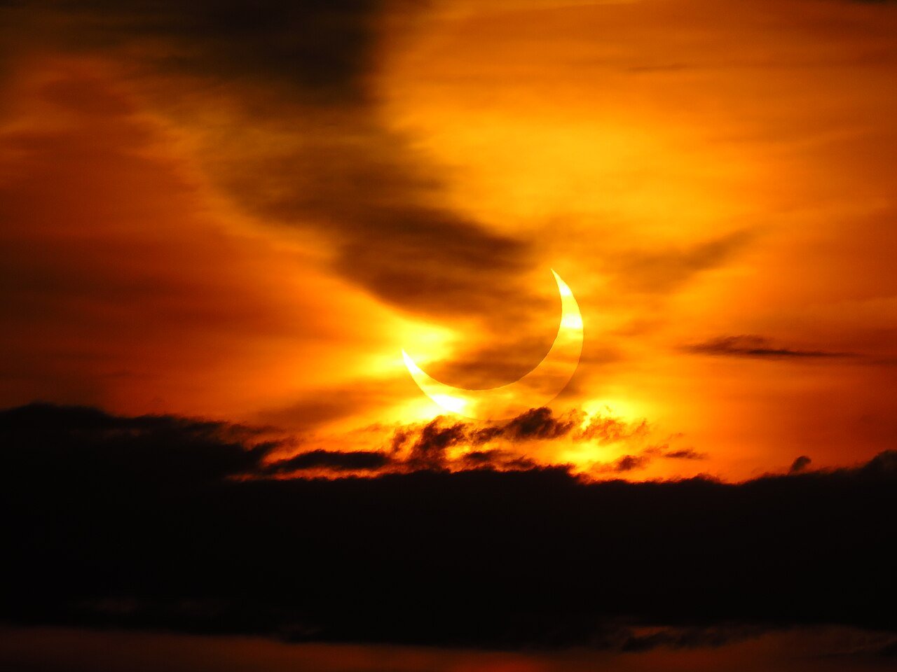 夏の真昼、太陽が三日月のように欠けていく。(Photo: CC BY 4.0, via Wikimedia Commons ※イメージ)