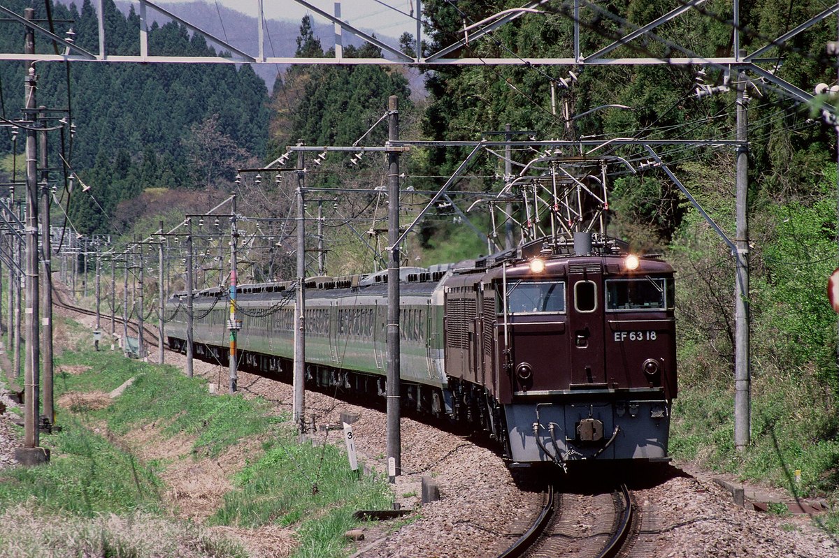 碓氷峠を下る特急「あさま」。先頭に付いているのが補機のEF63形（平成9年4月撮影）。（Photo: Shellparakeet, CC0, via Wikimedia Commons）