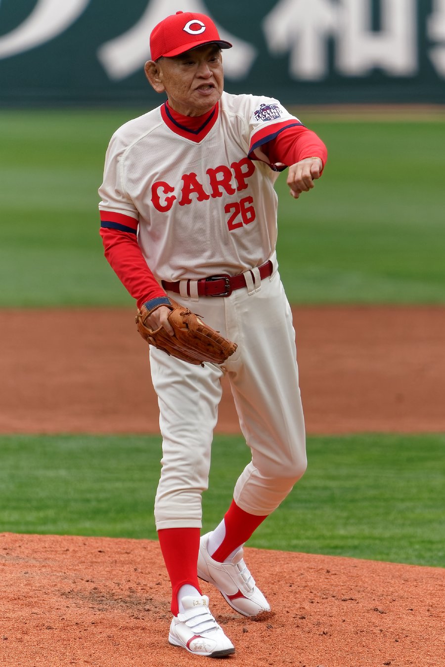 「CARP Legend Game」で投げる江夏豊さん（2022年、マツダスタジアム）。私の中の江夏は、この赤いユニフォームの人だ。（Photo: neko kabachi, CC BY-SA 2.0, via Wikimedia Commons）
