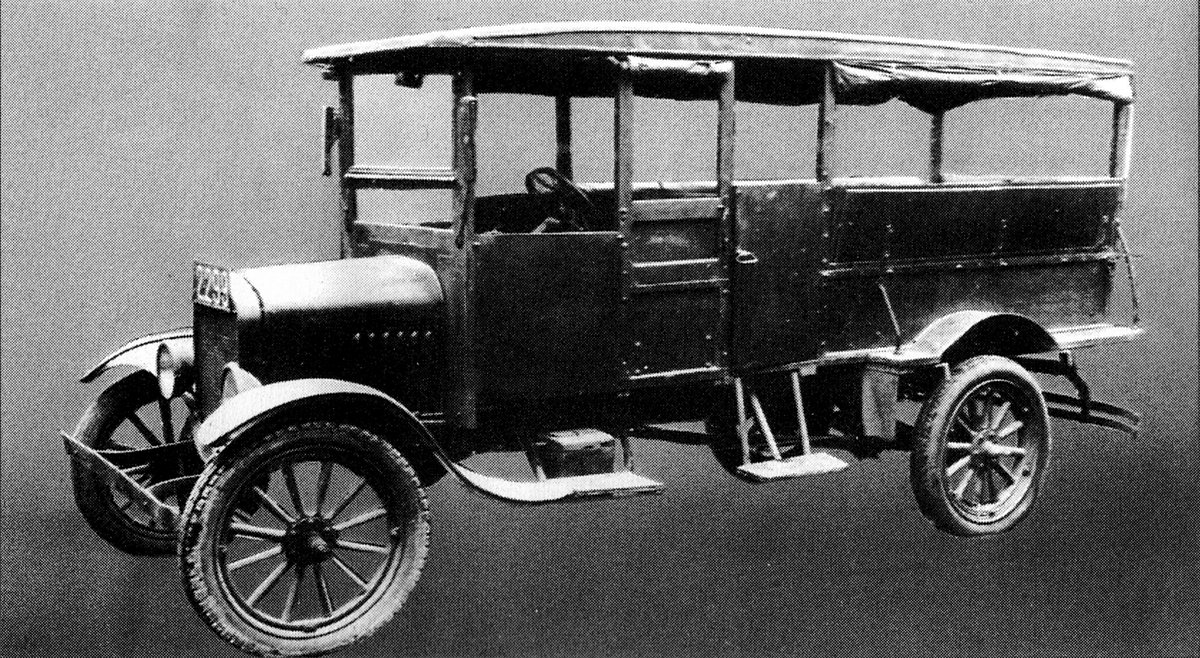 大正13年に走り出した東京市営バス「円太郎バス」。フォードのトラックに木組みの車体を載せただけのものだった。(東京都交通局/パブリックドメイン, via Wikimedia Commons)