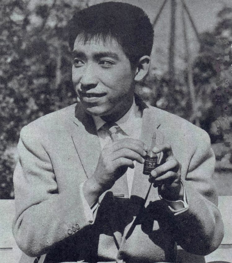 藤田まこと(1961年)。中村主水を演じるのは、この十年あまり後のことになる。(Photo: 放送ジャーナル社『PRエコノミー』1961年9月号/パブリックドメイン, via Wikimedia Commons)