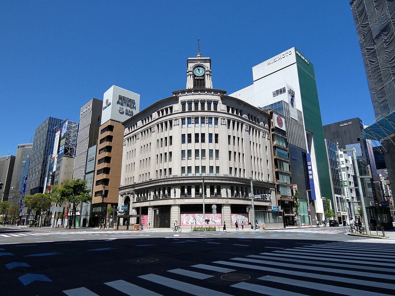 銀座4丁目交差点。昭和6年、日本で最初の3色信号はこの場所に灯った。(Photo: CC0, via Wikimedia Commons)