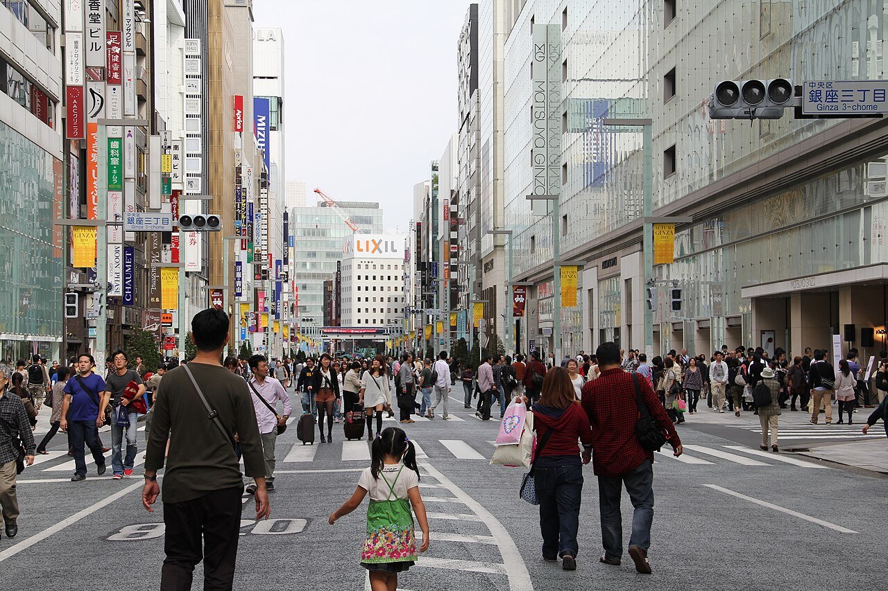 銀座・中央通りの歩行者天国。いまも週末になると、車道の真ん中を人が歩く。（Photo: CC BY-SA 3.0, via Wikimedia Commons）