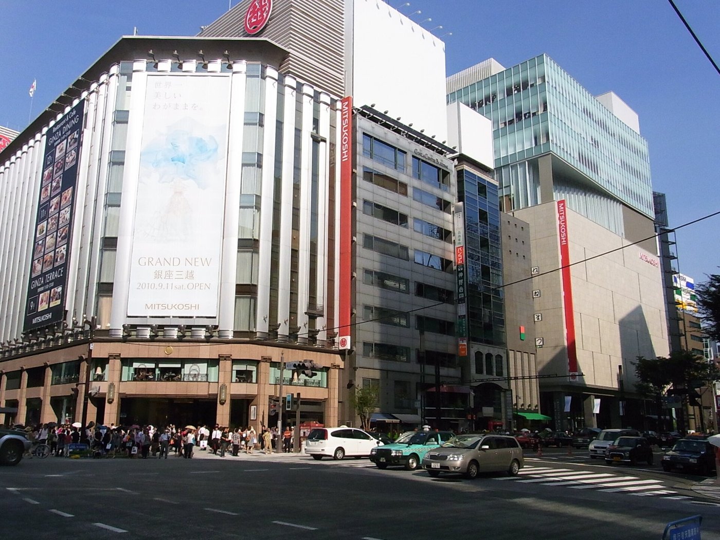 銀座三越。昭和46年7月20日、この1階のわずか129平方メートルから、日本のマクドナルドは始まった。(Photo: CC BY-SA 4.0, via Wikimedia Commons)