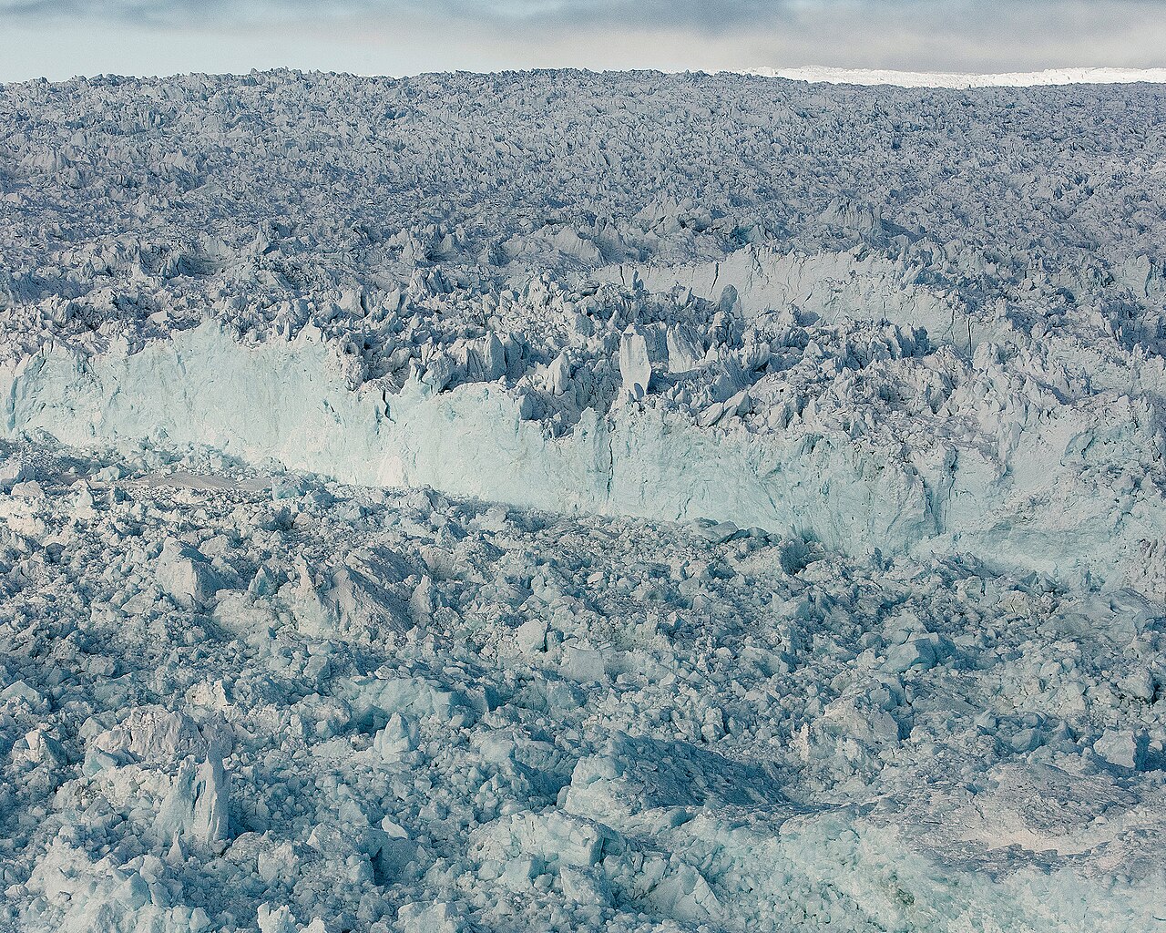 グリーンランドの氷床。北から南へ、この上を犬ぞりで走り抜けた。(Photo: NASA / パブリックドメイン, via Wikimedia Commons)