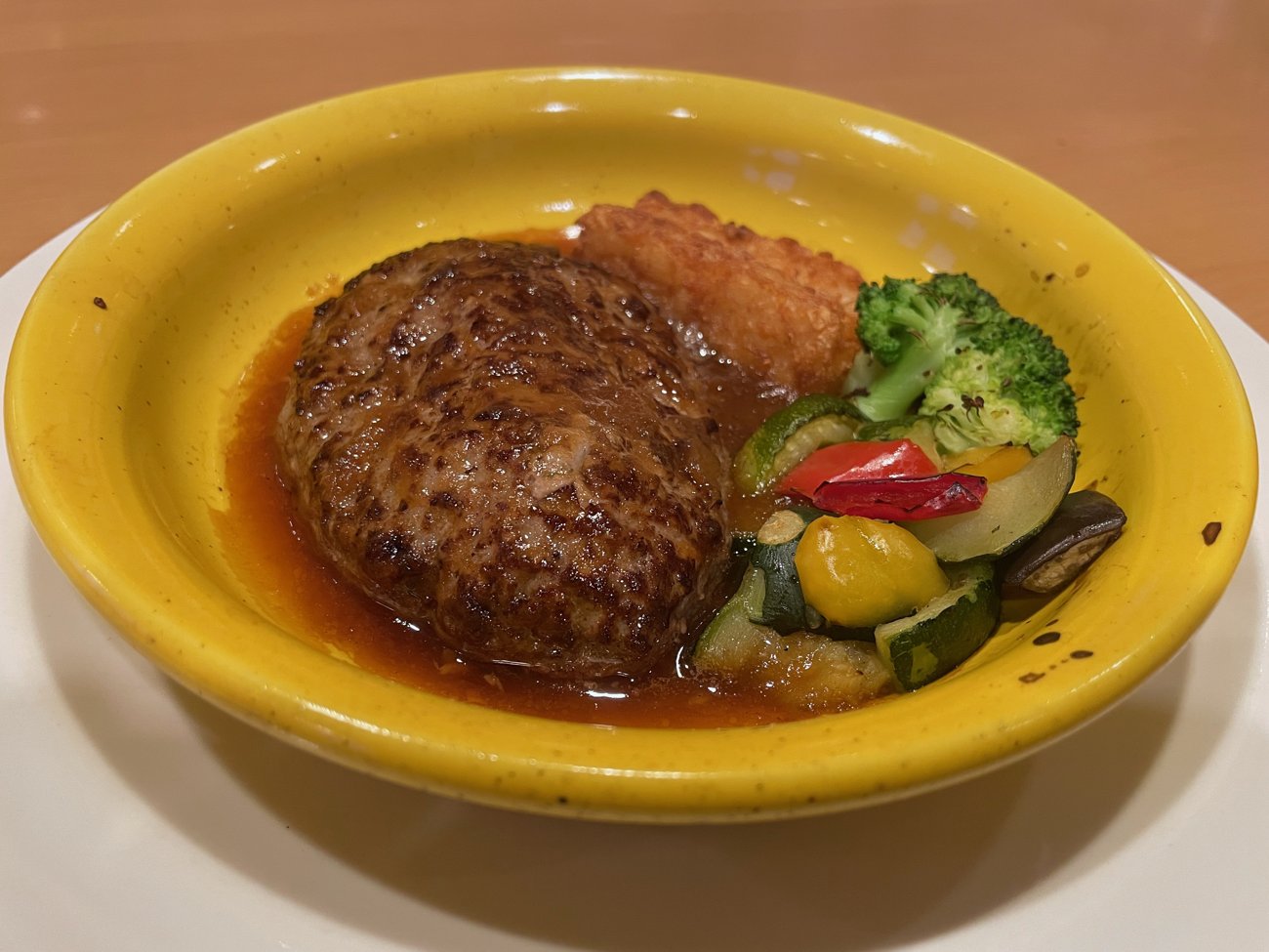 皿の上のハンバーグ。「子どもの好きなものを、少しずつ、いっぺんに」——その発想が、家族の心をつかんだ。(Photo: CC BY-SA 4.0, via Wikimedia Commons)