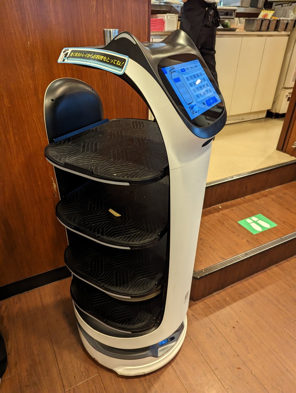 注文はタッチパネル、料理を運ぶのは猫の顔をした配膳ロボット。「外で食べる」は、いつのまにか日常になった。(Photo: CC0, via Wikimedia Commons)