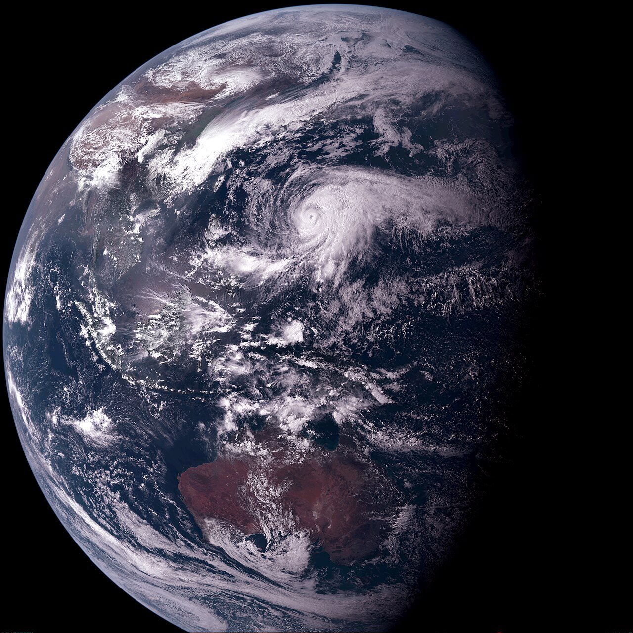気象衛星ひまわりが宇宙から撮影した地球。この雲の渦が、毎日の天気予報になっていた。(Photo: 気象庁/NOAA, via Wikimedia Commons ※画像は後継機によるもの)