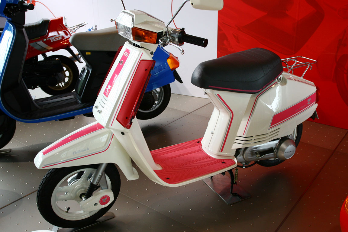 昭和58年のホンダ・タクト。あのころの原付といえば、この手のスクーターだった。（Photo: CC BY-SA 3.0, via Wikimedia Commons）