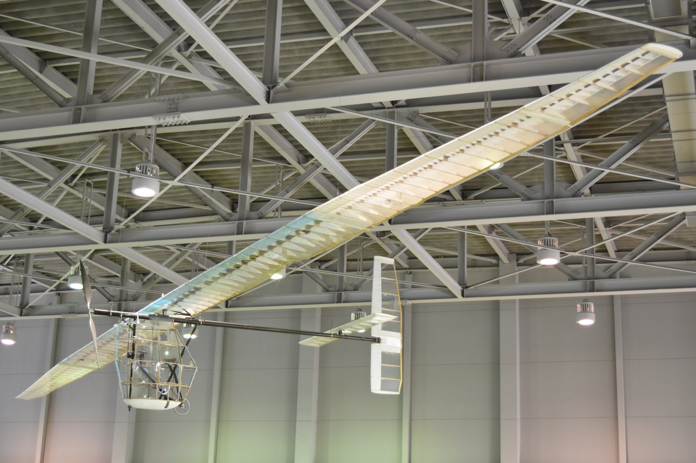 人の力だけで空を飛ぶ、手作りの人力飛行機。数十メートルで落ちていた翼が、半世紀かけて湖を渡る翼になった。(Photo: CC BY-SA 2.0, via Wikimedia Commons)