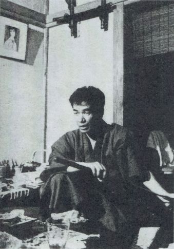 池波正太郎(1961年)。『鬼平犯科帳』『剣客商売』と並ぶ代表作が、この仕掛人シリーズでした。(Photo: 婦人生活社『婦人生活』1961年3月号/パブリックドメイン, via Wikimedia Commons)