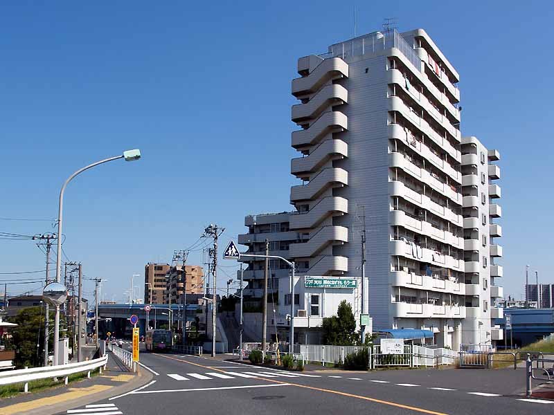 今井のバス折り返し場。ここにはかつて、トロリーバスの今井無軌条電車営業所があった。上は都営住宅。(Photo: Comyu, CC BY-SA 3.0, via Wikimedia Commons)