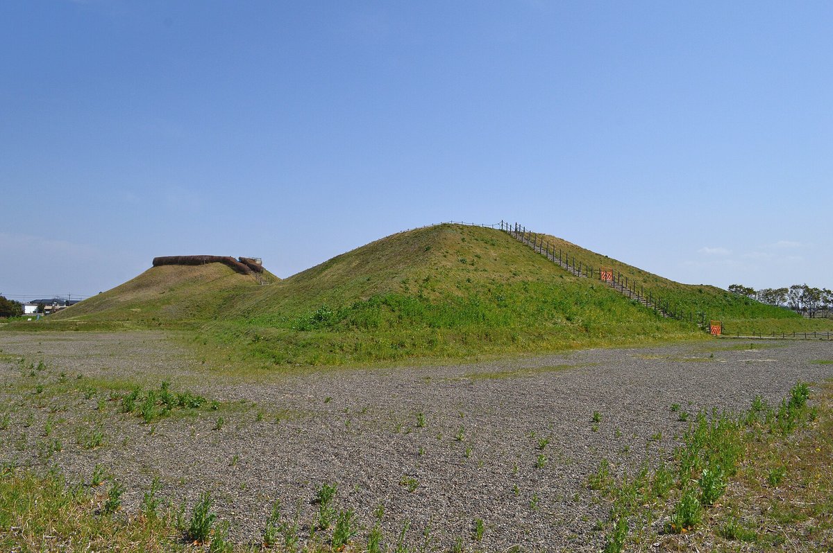 稲荷山古墳（埼玉県行田市、2016年撮影）。昭和43年、この古墳の後円部から鉄剣が出土した。（Photo: Saigen Jiro, CC0, via Wikimedia Commons）