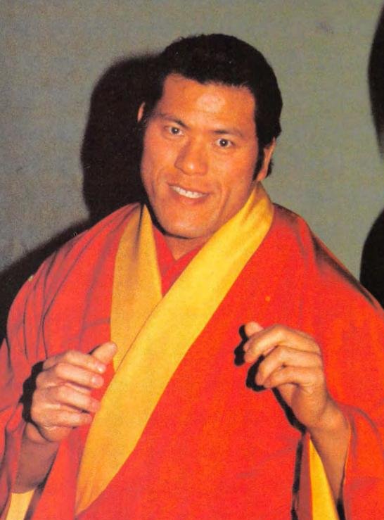 「金曜夜八時戦争」のもう一方の主役、アントニオ猪木(1983年頃)。『太陽にほえろ!』とプロレスは、ほぼ全期間、視聴率を奪い合った。(Photo: パブリックドメイン, via Wikimedia Commons)