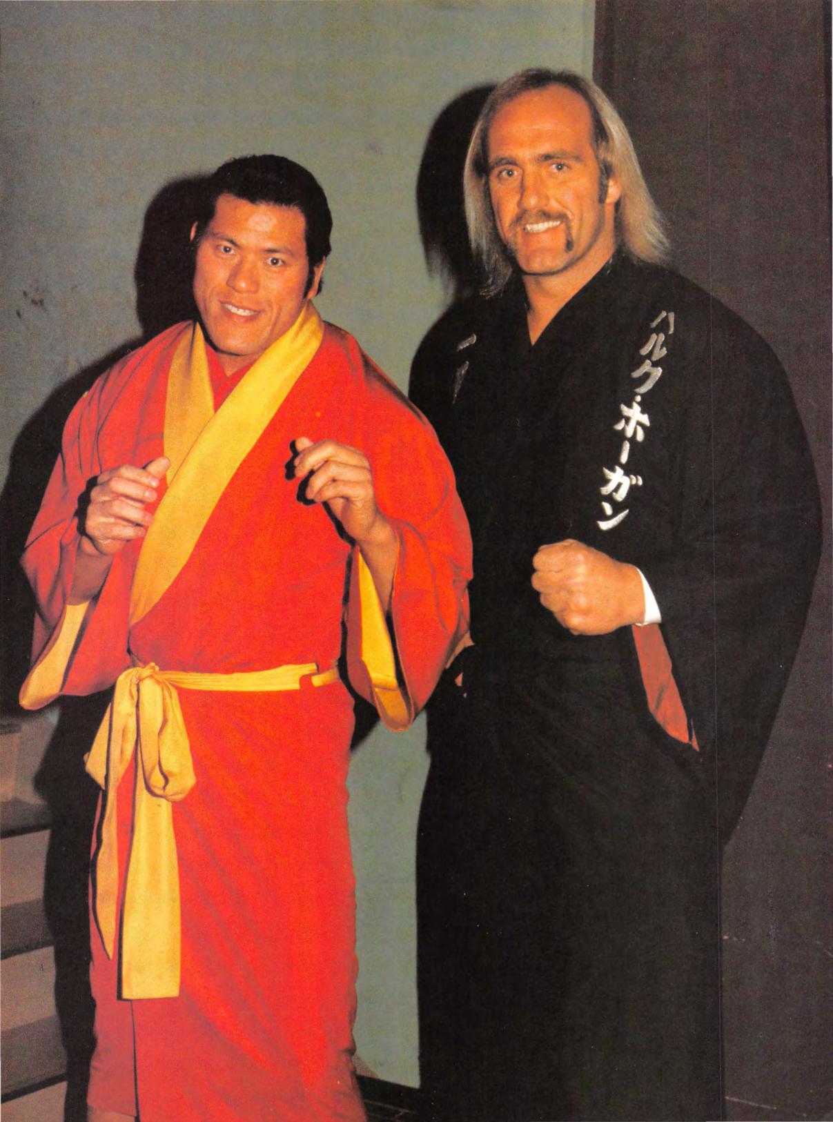 アントニオ猪木（左）とハルク・ホーガン（右）、1983年頃。「ハルク・ホーガン」と染め抜いた黒いガウンが、絶頂期の彼の存在感を物語っている。
