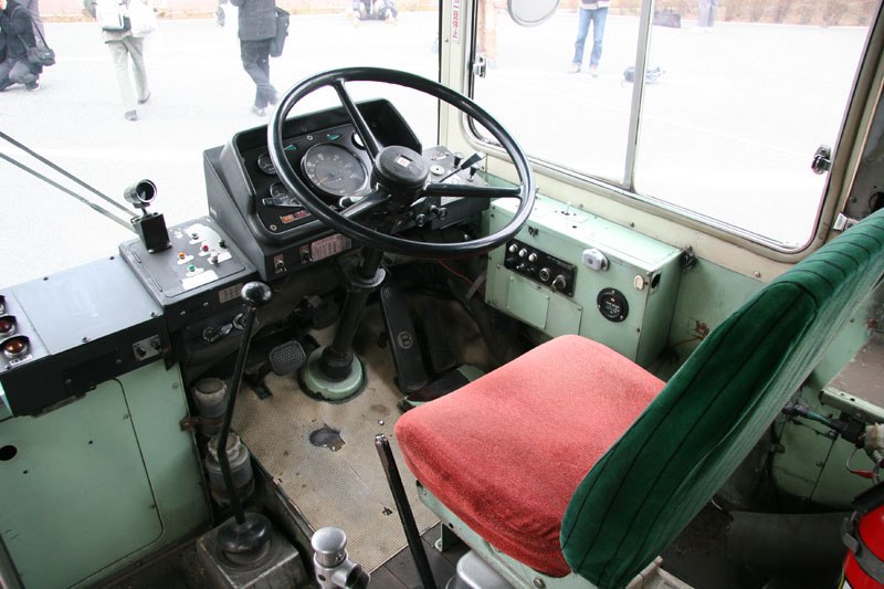 昭和の路線バスの定番だった、いすゞBU04の運転席。いちばん前の席から、この景色をのぞいていた。（2006年撮影／Photo: 103momo, CC BY-SA 3.0, via Wikimedia Commons）