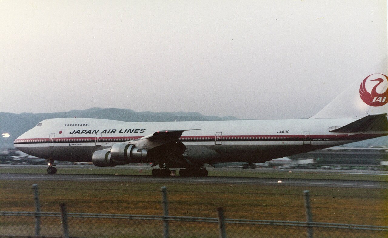 事故の前年、1984年の伊丹空港で撮影された日本航空のボーイング747SR、JA8119。この機体が、翌年の123便になった。(Photo: CC BY-SA 3.0, via Wikimedia Commons)