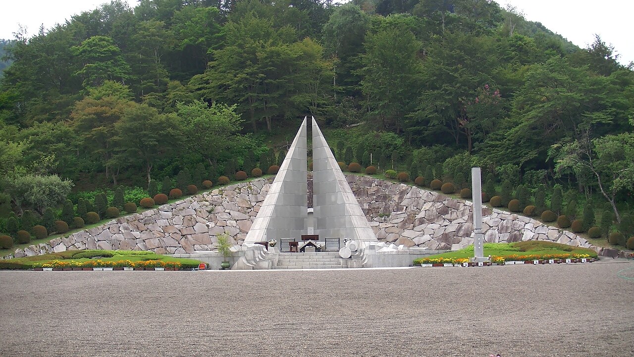 群馬県上野村の「慰霊の園」。御巣鷹の尾根の麓にあり、身元が判明しなかった方々が納められている。(Photo: CC BY-SA 4.0, via Wikimedia Commons)