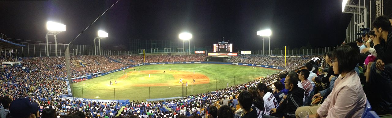 いまの神宮のナイター。あの夜のガラガラのスタンドが、うそのようだ。（Photo: CC BY-SA 4.0, via Wikimedia Commons）