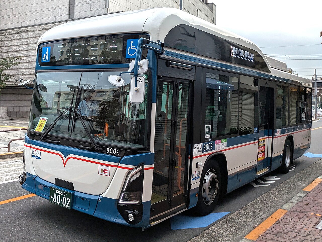 葛飾を走る路線バス。子どもの頃に転がり回っていた町が、いまは仕事場になった。(Photo: CC BY 4.0, via Wikimedia Commons)