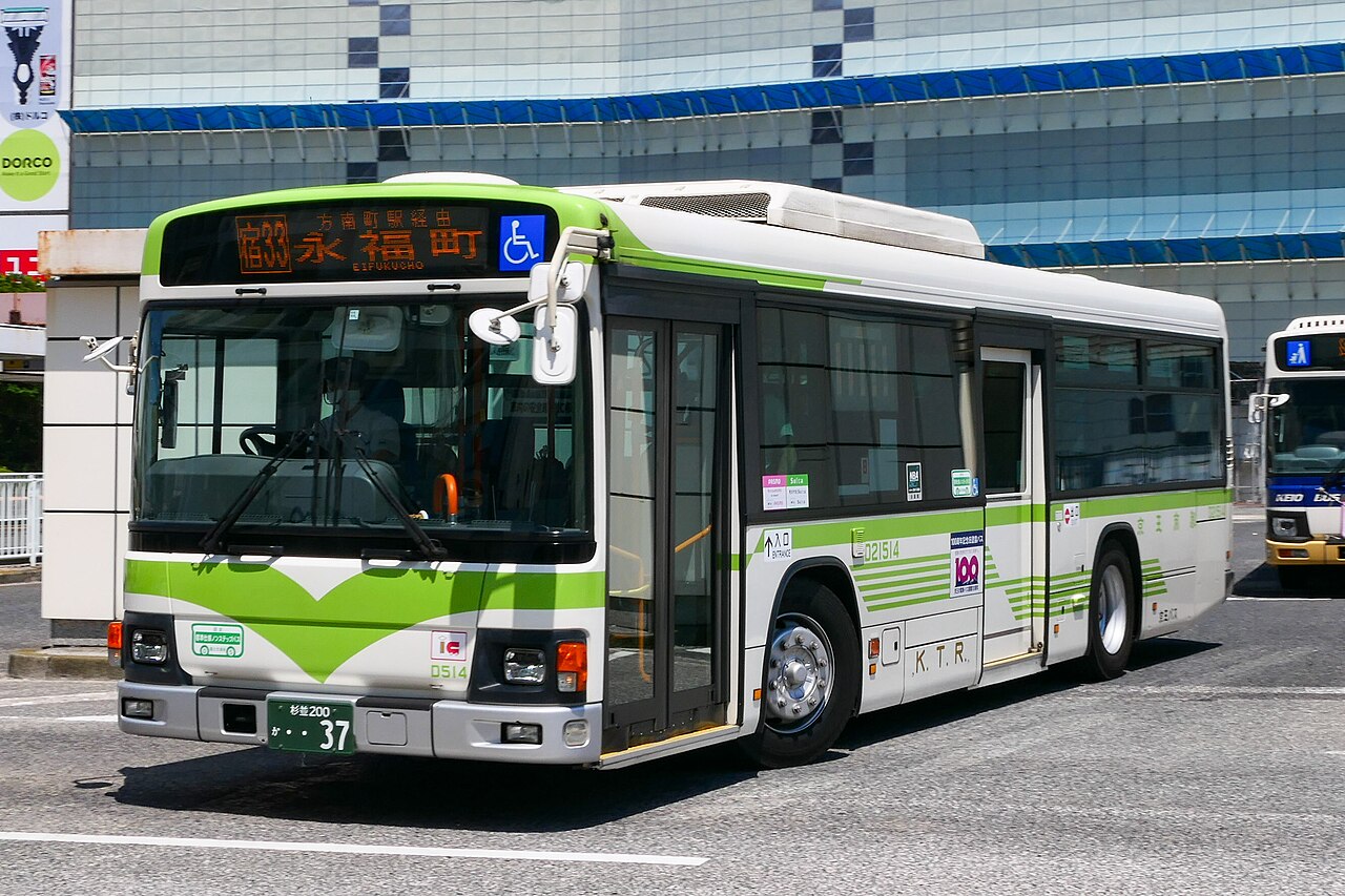 現在の京王バス。あの日の運行会社の、いまの姿。（Photo: CC0, via Wikimedia Commons）