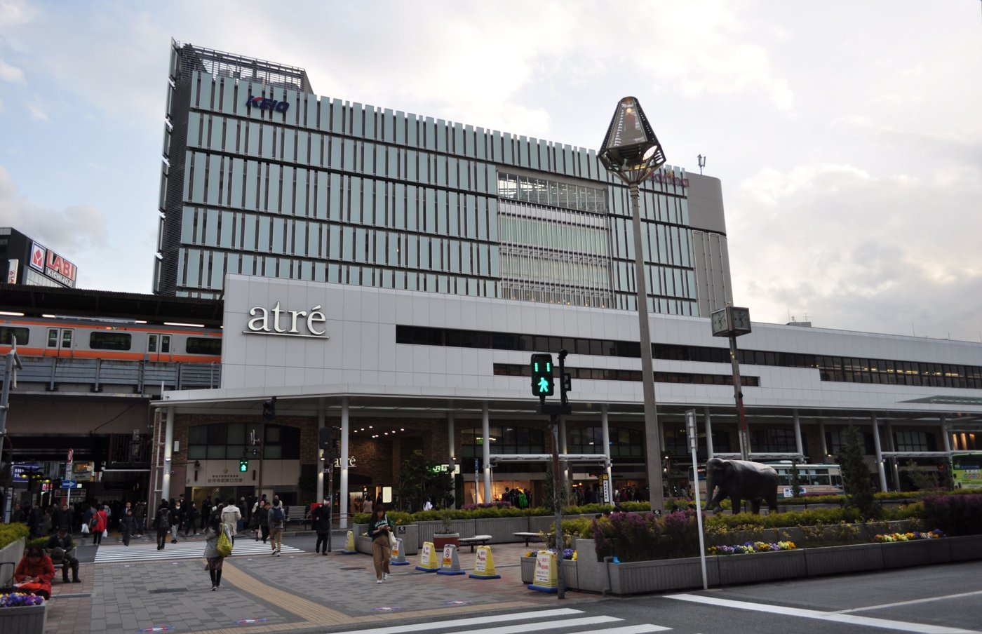 吉祥寺駅。スタジオジブリは、この街の小さな貸しビルの一室から始まった。（Photo: 江戸村のとくぞう / CC BY-SA 4.0, via Wikimedia Commons）