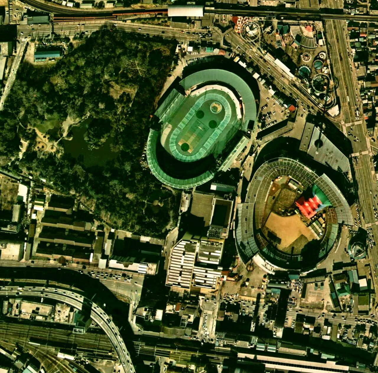 1974年ごろの後楽園。右下が後楽園球場、上の楕円が競輪場。(Photo: 国土交通省 国土地理院 空中写真, via Wikimedia Commons)