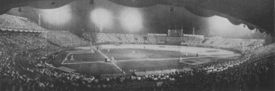 後楽園球場のナイター(1951年)。私にとっては、テレビの中の球場だった。(Photo: パブリックドメイン, via Wikimedia Commons)
