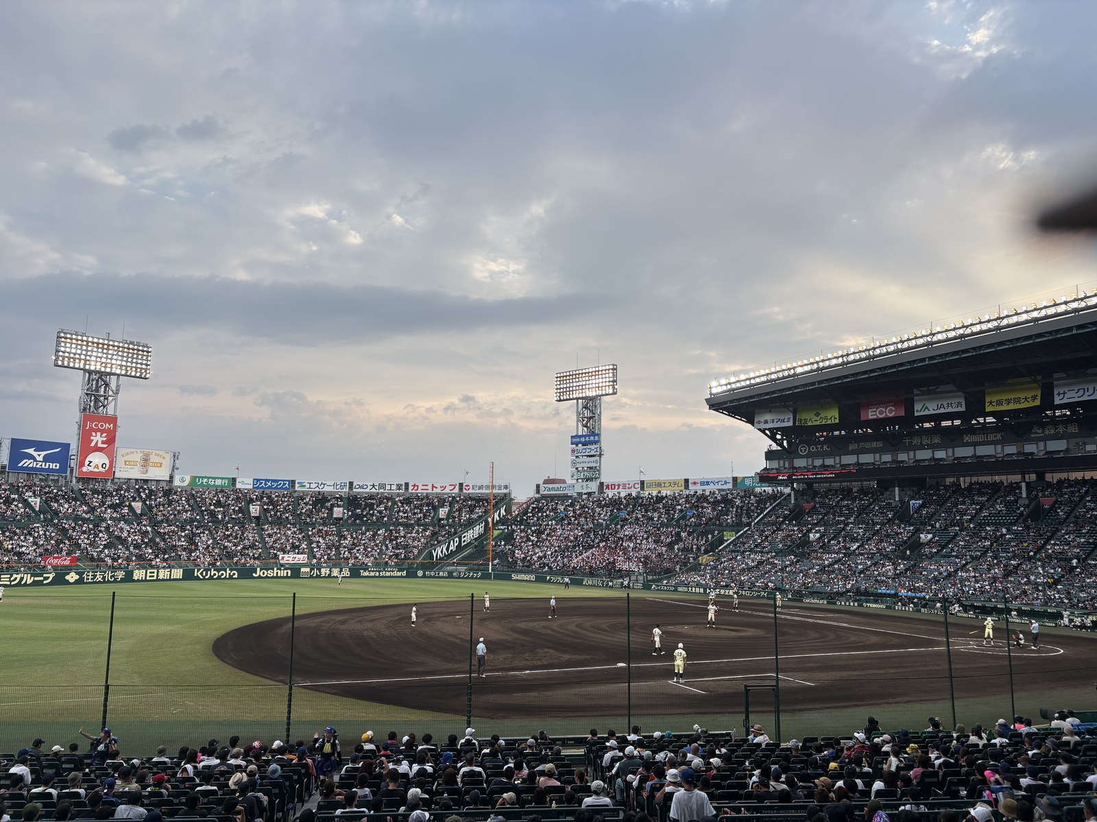 日が落ちて、カクテル光線に照らされる甲子園。（令和8年8月、筆者撮影）