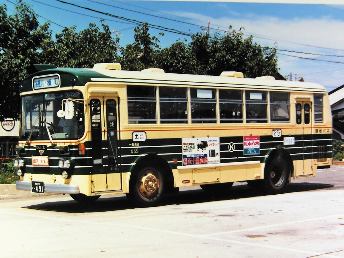 昭和60年（1985年）に撮影された頸城自動車の路線バス。車体の横に、丸で囲んだ「K」の社紋が見える。（Photo: 栗原 岳, CC BY-SA 4.0, via Wikimedia Commons）