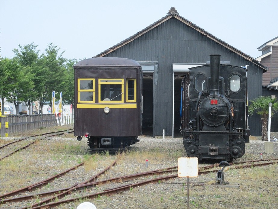 くびき野レールパーク（上越市頸城区百間町）に保存されている頸城鉄道の車両。左が気動車のホジ3、右が2号蒸気機関車。浦川原までの区間は昭和43年に、残る区間も昭和46年に廃止された。（Photo: NEXT-EXIT, パブリックドメイン, via Wikimedia Commons）