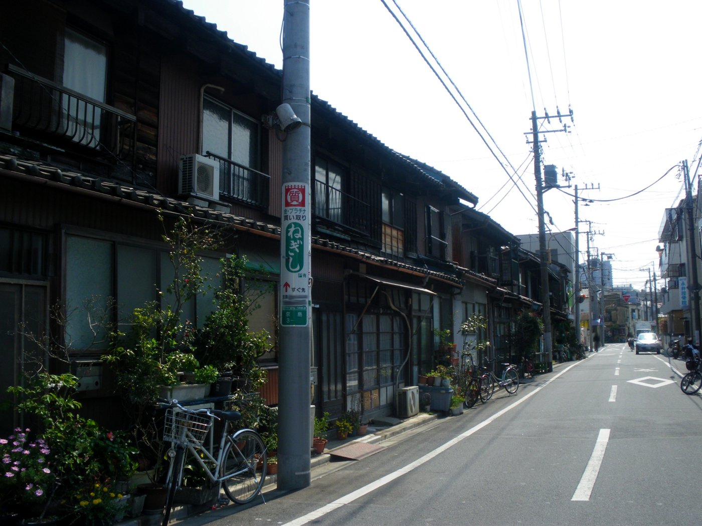 下町の路地にひしめく木造の家々。両親が手にしたのも、こんな狭小の一軒だった。（Photo: Kamemaru2000 / CC BY-SA 3.0, via Wikimedia Commons）